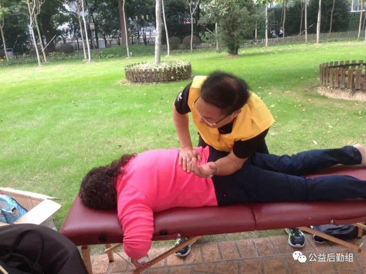 原始点推广进军上海金融中心陆家嘴，义工们为上海最优质金领解症、宣讲。