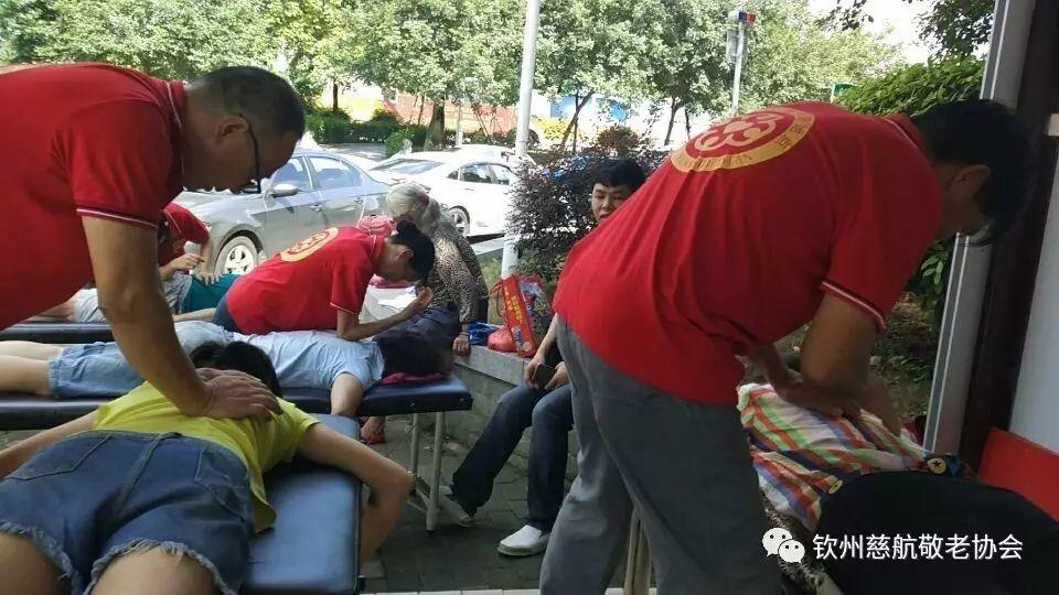 慈航敬老协会在钦州中山公园志愿者服务中心为老人提供原始点公益服务