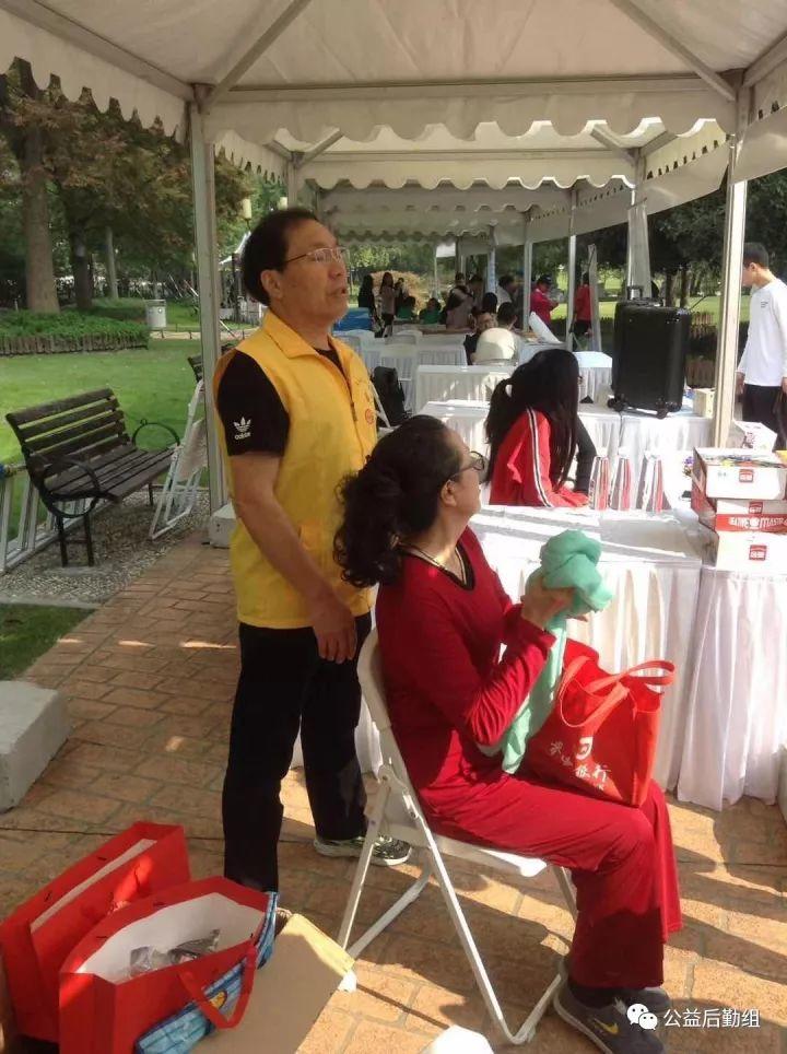 原始点推广进军上海金融中心陆家嘴，义工们为上海最优质金领解症、宣讲。