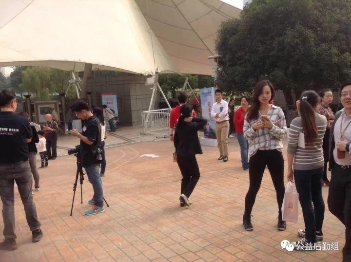 原始点推广进军上海金融中心陆家嘴，义工们为上海最优质金领解症、宣讲。