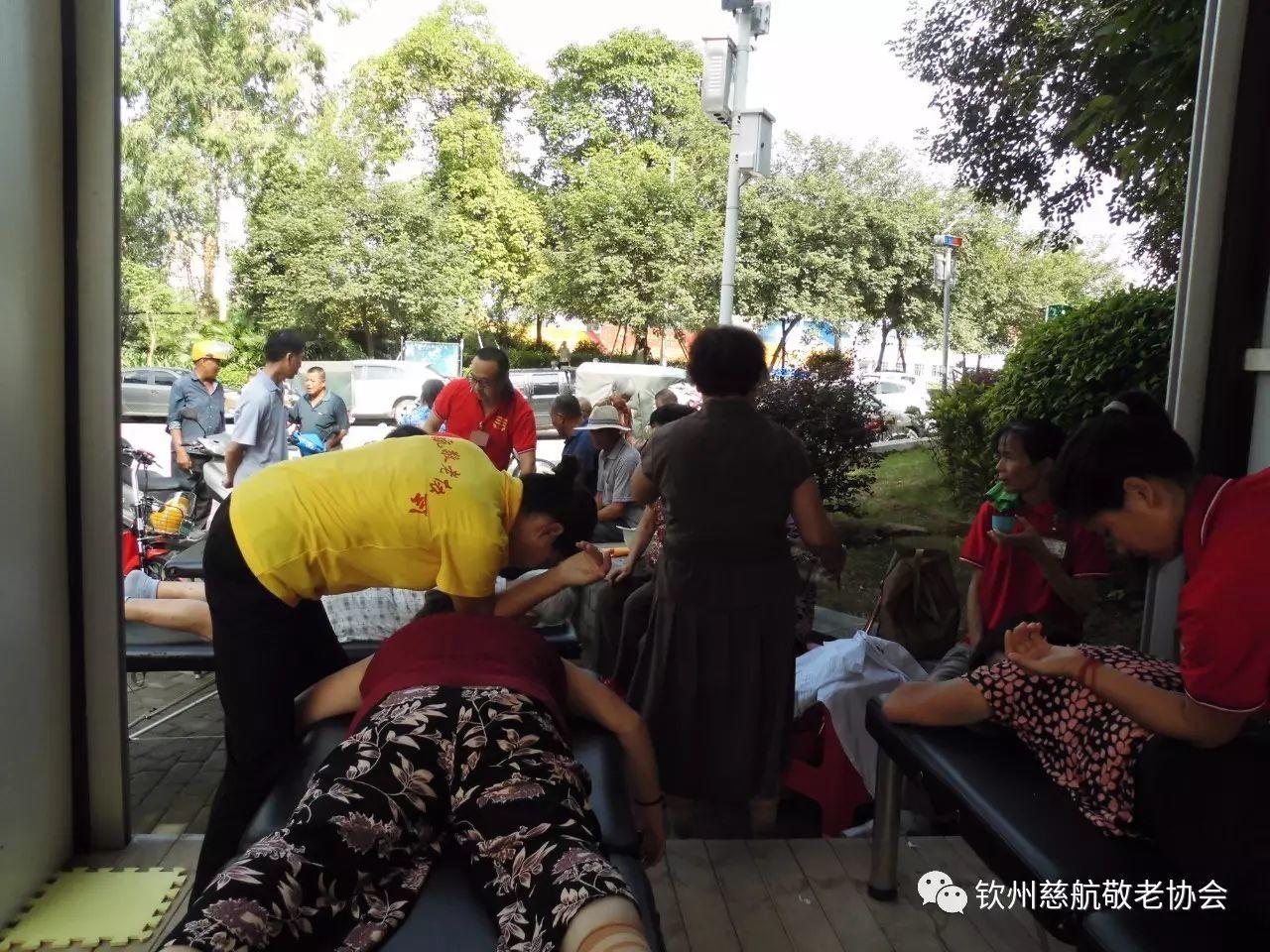 慈航敬老协会在钦州中山公园志愿者服务中心为老人提供原始点公益服务