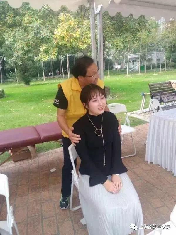 原始点推广进军上海金融中心陆家嘴，义工们为上海最优质金领解症、宣讲。