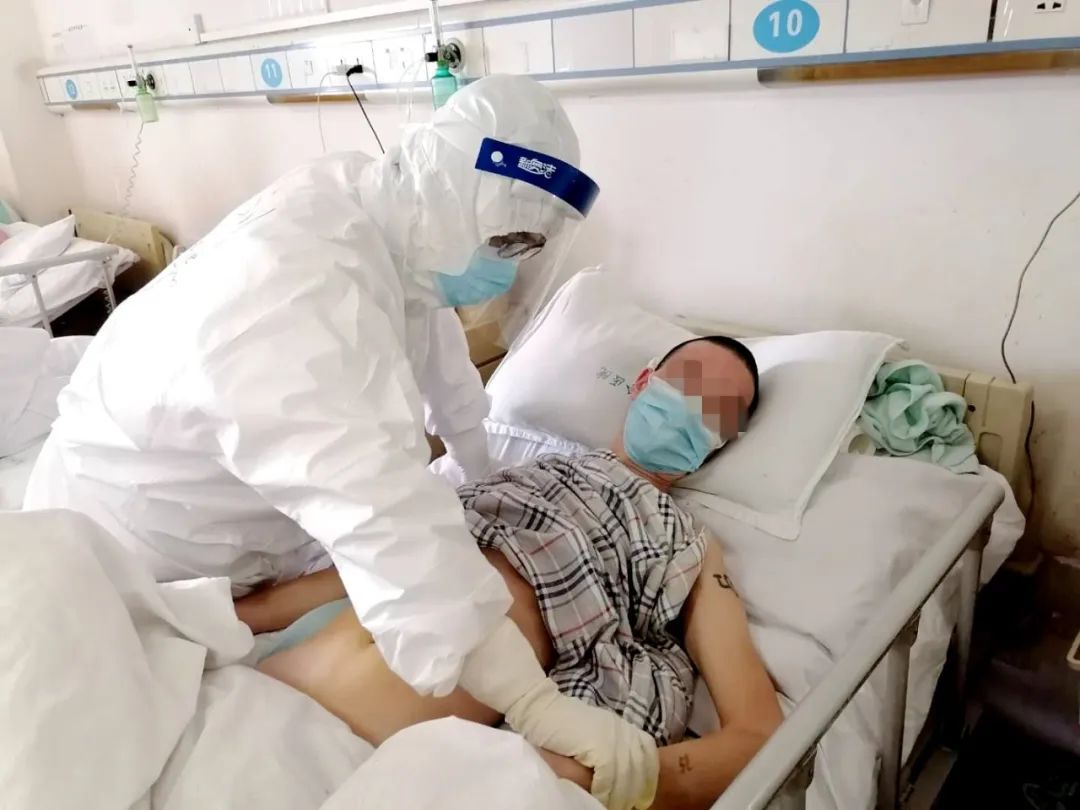 新冠肺炎隔离病房里,临床医生采用姜汁推拿按摩,效果立竿见影! 新冠肺炎隔离病房里,临床医生采用姜汁推拿按摩,效果立竿见影!