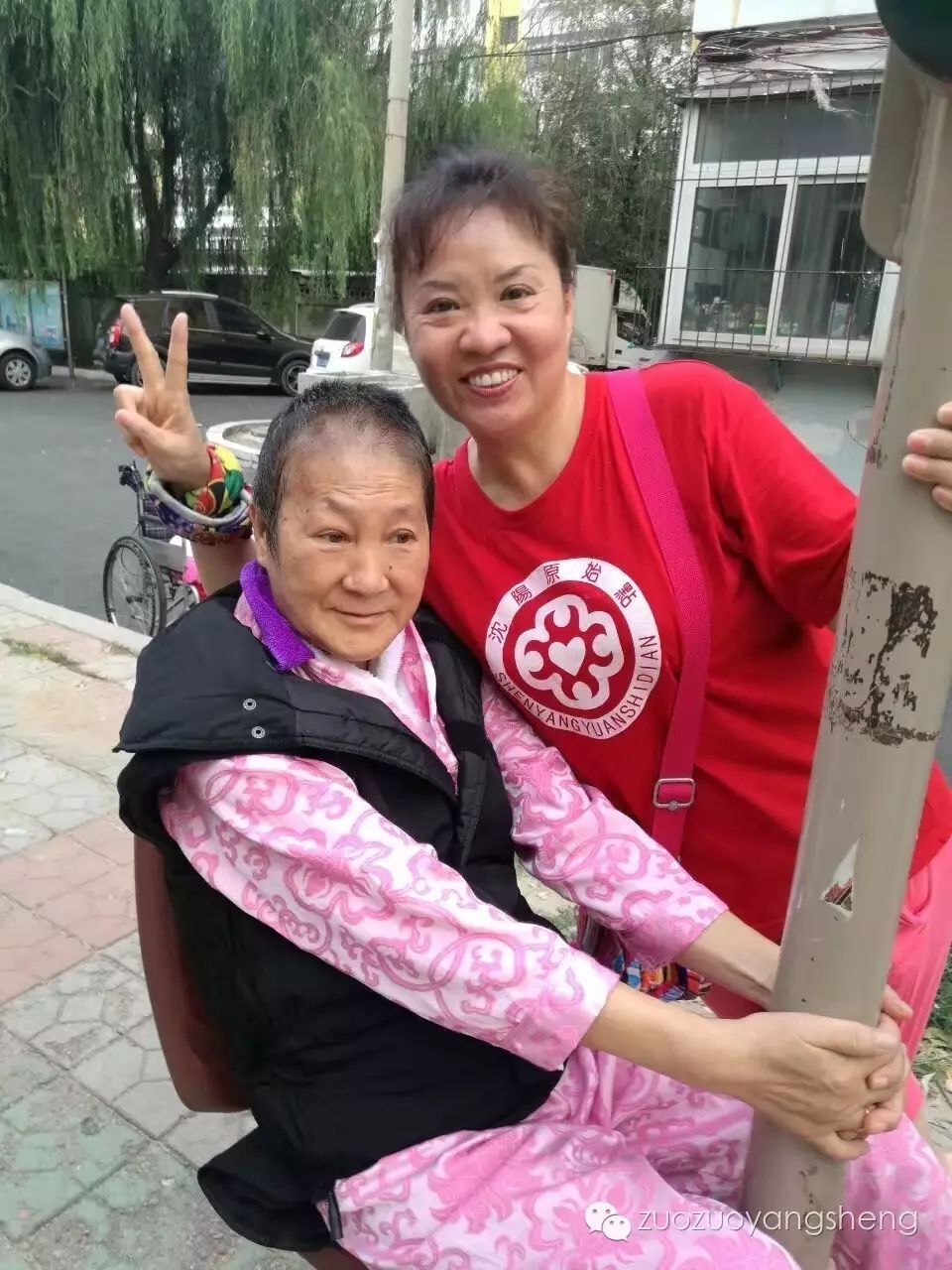 原始点调理脑癌患者一个月康复回家,家人送锦旗表感谢 原始点调理脑癌患者一个月康复回家,家人送锦旗表感谢