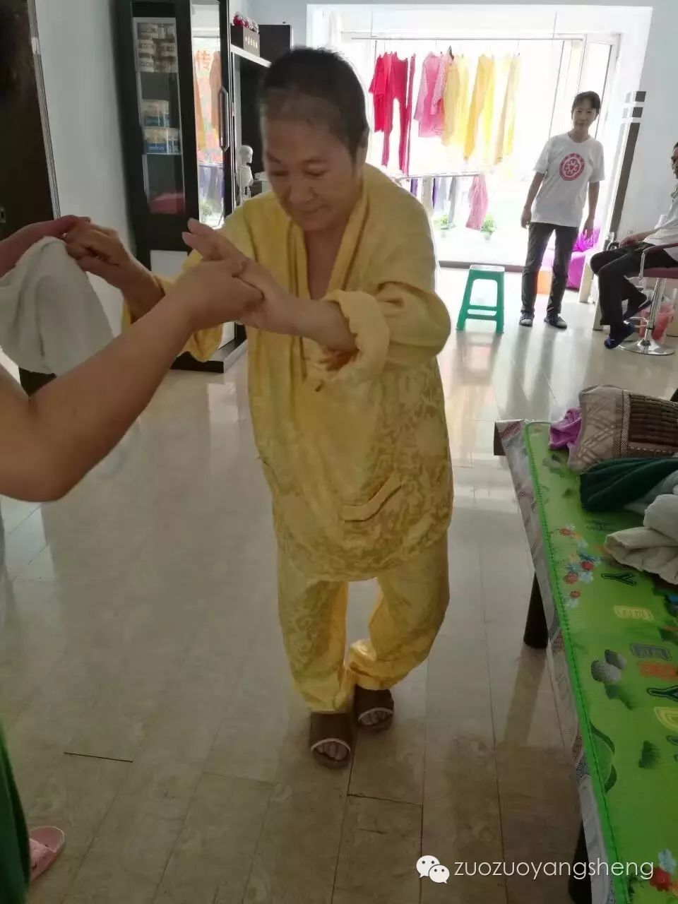 原始点调理脑癌患者一个月康复回家,家人送锦旗表感谢 原始点调理脑癌患者一个月康复回家,家人送锦旗表感谢