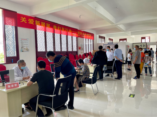 情暖新居民: 乐清市开展送医送药关爱新居民活动-乐清市慈善总会北白象镇分会原始点健康公益服务队的25位义工为新居民现场“送服务”-原始点全球同学网