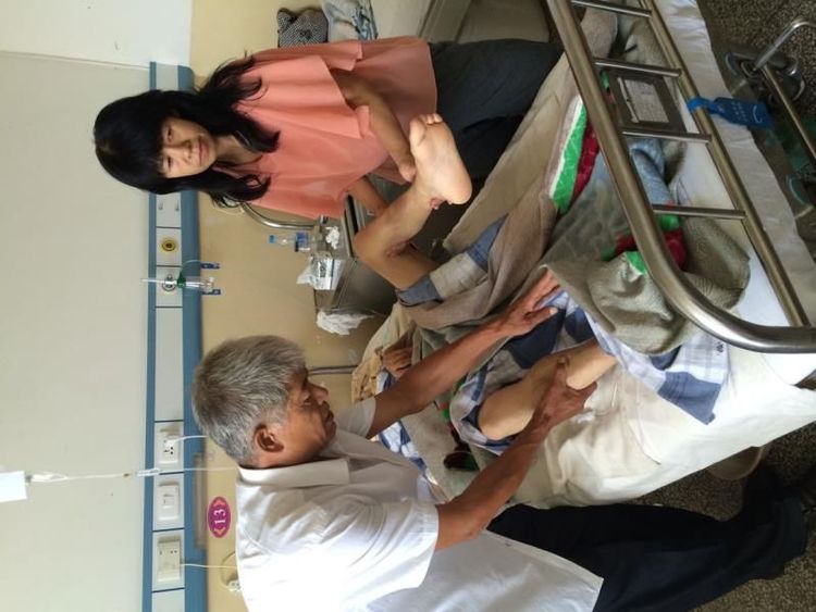 82岁老人车祸康复案例-硬膜撕裂伤、硬膜下水肿，双侧胸腔积液，坠积性肺炎，耻骨联合骨折，全身多处血肿、软组织损伤，低蛋白及贫血。