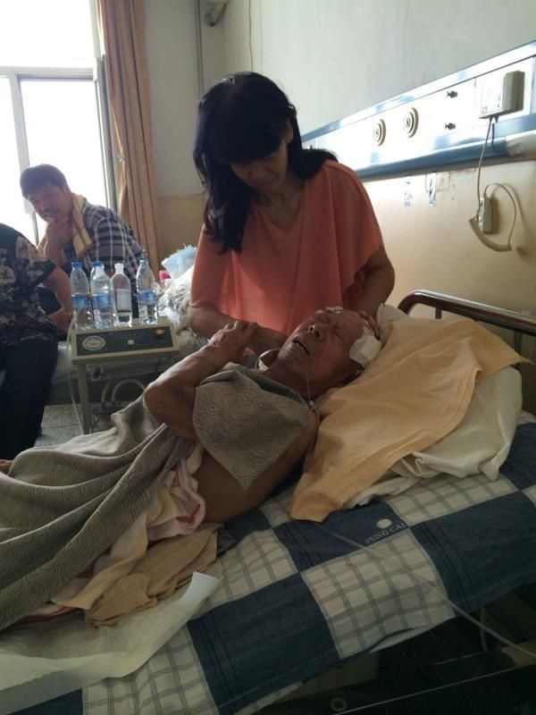 82岁老人车祸康复案例-硬膜撕裂伤、硬膜下水肿，双侧胸腔积液，坠积性肺炎，耻骨联合骨折，全身多处血肿、软组织损伤，低蛋白及贫血。