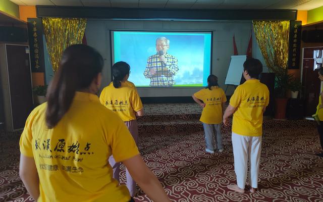 卧底武汉“原始点”:让病人跪地忏悔,兜售姜粉宣称能治百病 卧底武汉“原始点”:让病人跪地忏悔,兜售姜粉宣称能治百病