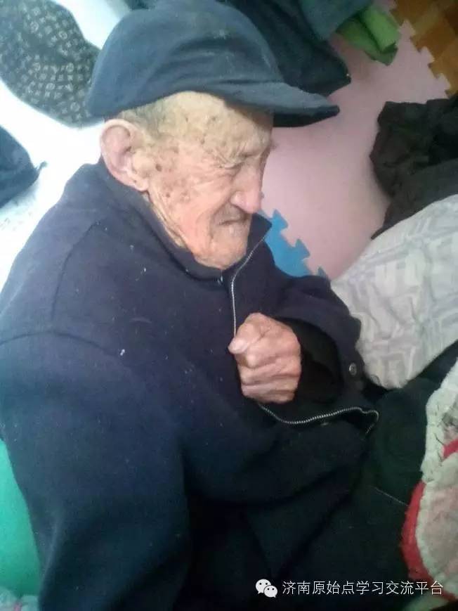 孝顺儿媳用原始点帮91岁肠梗阻病危公公恢复健康!现在的社会有几人能做到? 孝顺儿媳用原始点帮91岁肠梗阻病危公公恢复健康!现在的社会有几人能做到?