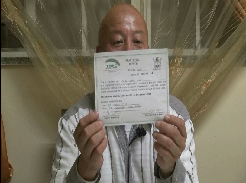 辛巴威政府特頒醫師執照,讓朱金財師兄可以光明正大使用原始點保健法行醫。(朱師兄提供)