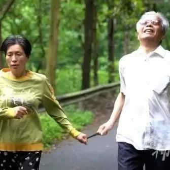 她用一根头绳，带着失明丈夫跑步近30年-原始点全球同学网