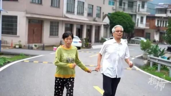 她用一根头绳，带着失明丈夫跑步近30年