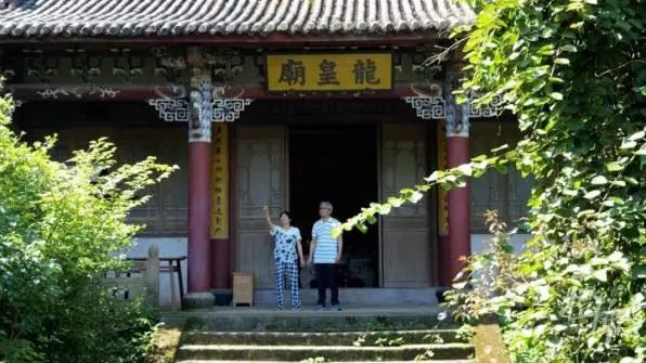 她用一根头绳，带着失明丈夫跑步近30年